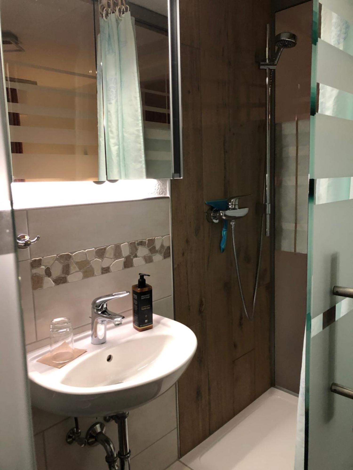 Aussichtszimmer Mit Modernem Glasbad Und Balkon Koblenz  Exterior foto